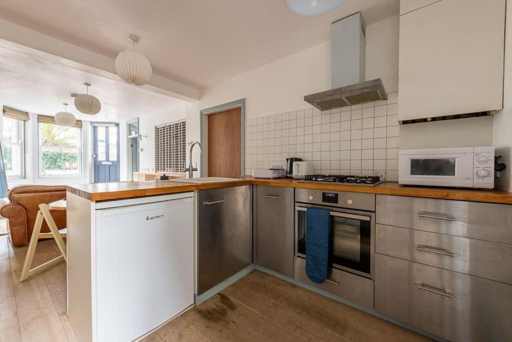 Lovely Self-Contained Basement Studio With Kitchen Londres Exterior foto